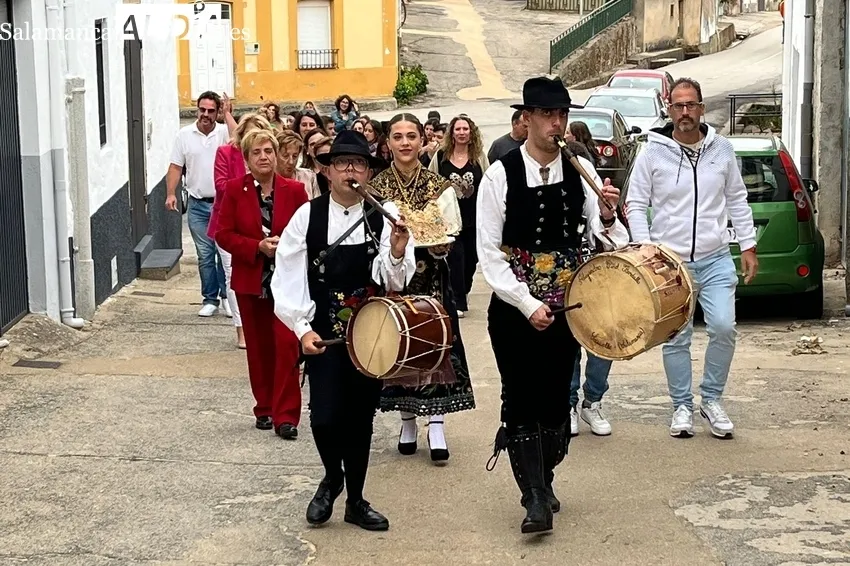 Celebración del ofertorio de roscas de piñonate a la Virgen del Rosario en Saucelle 