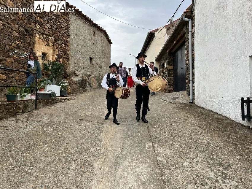 Celebración del ofertorio de roscas de piñonate a la Virgen del Rosario en Saucelle 