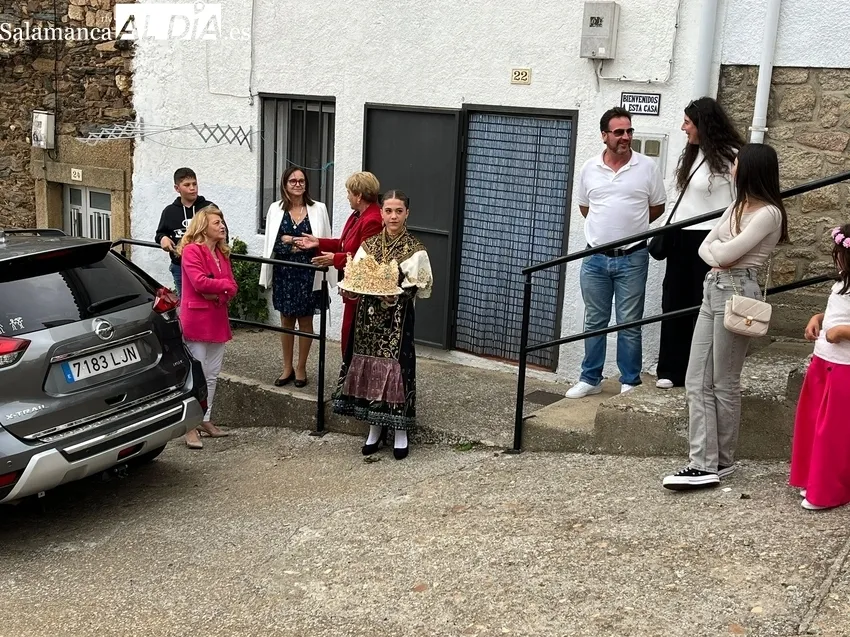 Celebración del ofertorio de roscas de piñonate a la Virgen del Rosario en Saucelle 