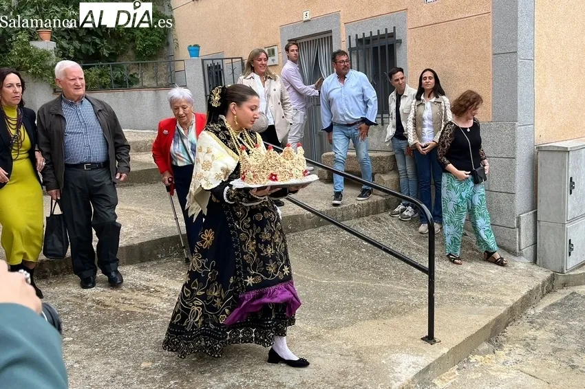 Celebración del ofertorio de roscas de piñonate a la Virgen del Rosario en Saucelle 