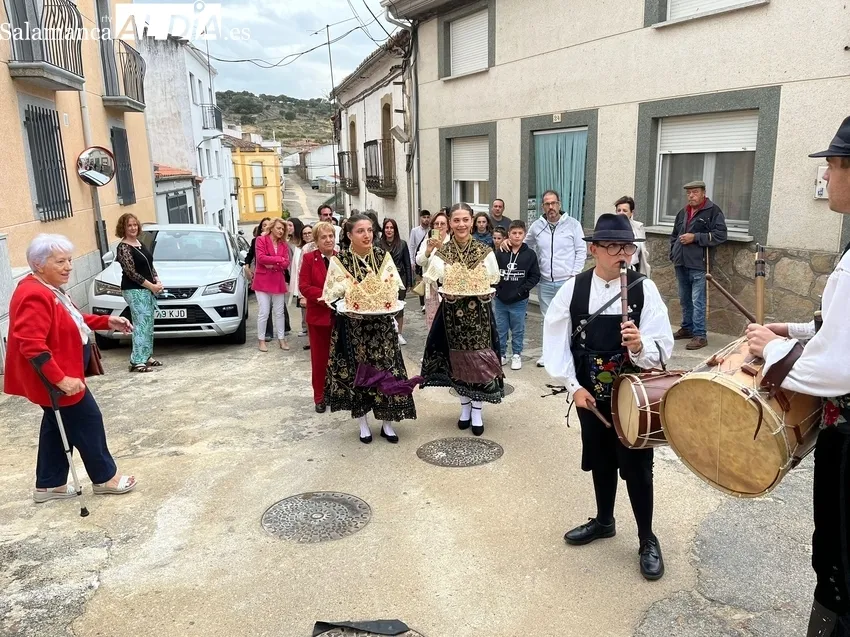 Celebración del ofertorio de roscas de piñonate a la Virgen del Rosario en Saucelle 