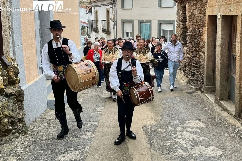 Celebración del ofertorio de roscas de piñonate a la Virgen del Rosario en Saucelle 