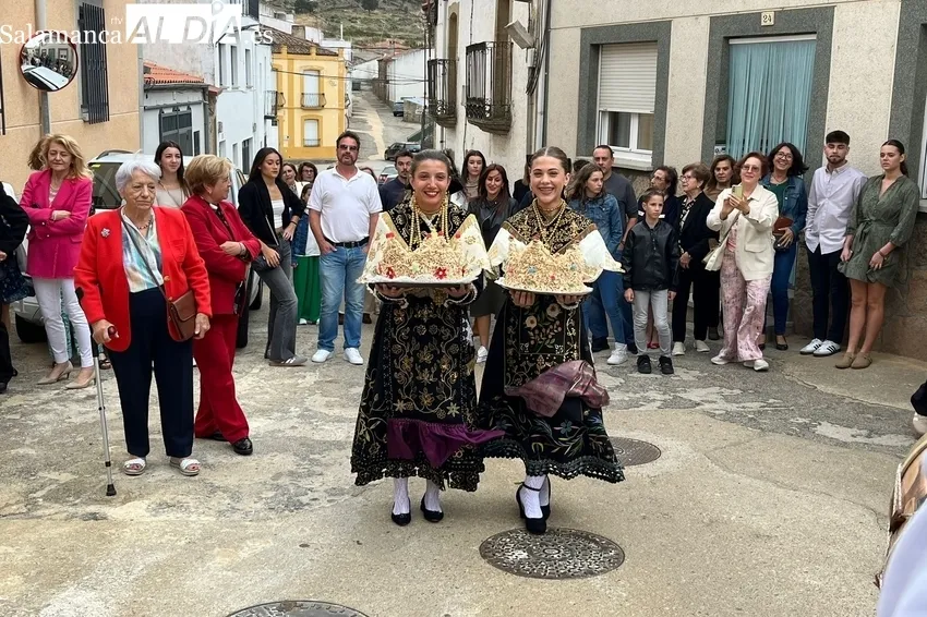 Celebración del ofertorio de roscas de piñonate a la Virgen del Rosario en Saucelle 