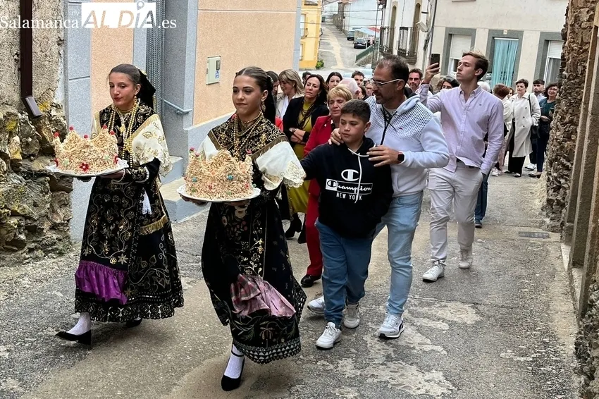 Celebración del ofertorio de roscas de piñonate a la Virgen del Rosario en Saucelle 