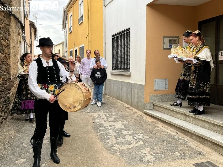 Celebración del ofertorio de roscas de piñonate a la Virgen del Rosario en Saucelle 