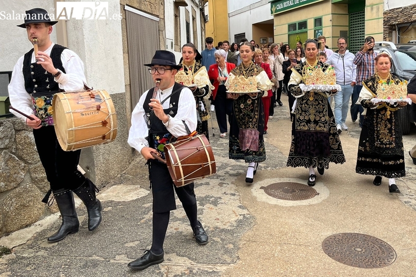  La fiesta del Ofertorio con las roscas de piñonate pone un excelente broche a la Feria de la Almendra en Saucelle