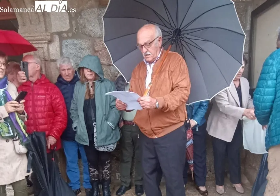 Acto de homenaje en Cabeza del Caballo a los que un día fueron los propietarios de estas tierras y que donaron a los vecinos / CATA SÁNCHEZ 