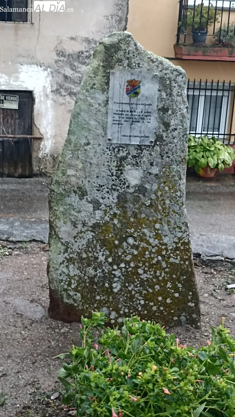 Acto de homenaje en Cabeza del Caballo a los que un día fueron los propietarios de estas tierras y que donaron a los vecinos / CATA SÁNCHEZ 