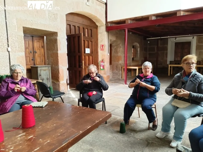 Tres días a la semana unas 25 mujeres participan en la confección del árbol de ganchillo 