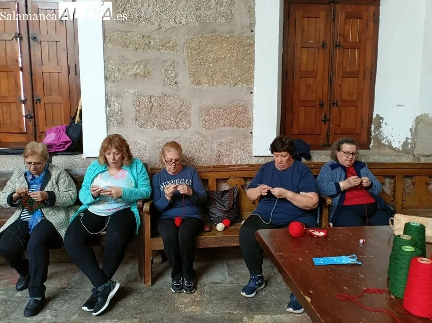 Tres días a la semana unas 25 mujeres participan en la confección del árbol de ganchillo 