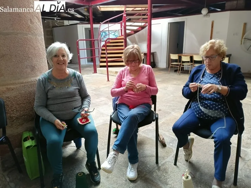 Tres días a la semana unas 25 mujeres participan en la confección del árbol de ganchillo 