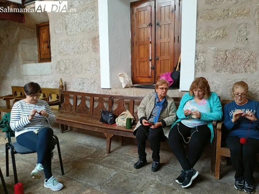 Tres días a la semana unas 25 mujeres participan en la confección del árbol de ganchillo 