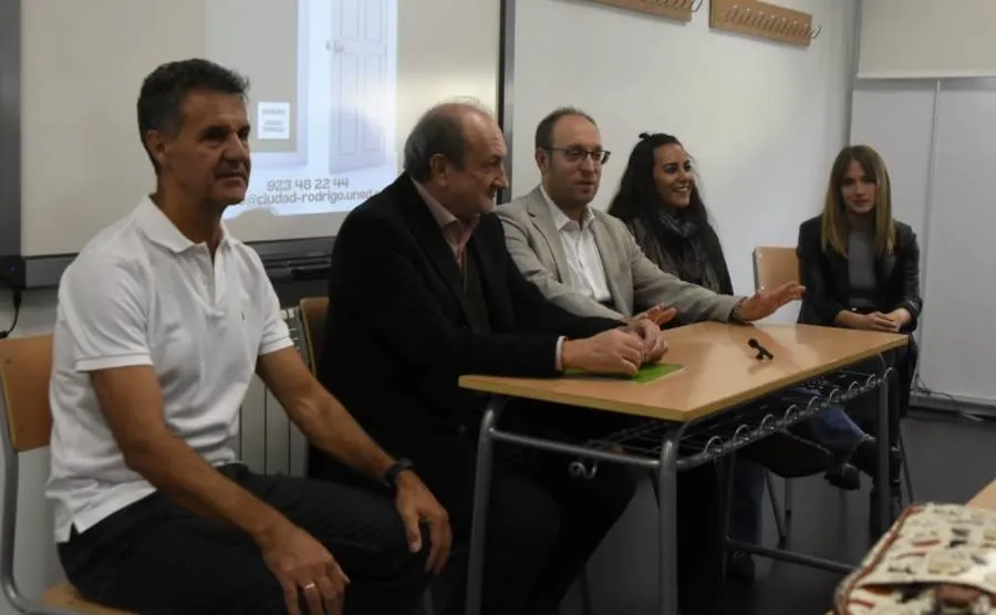 Foto 2 - Inaugurado en Ciudad Rodrigo el curso de la &uacute;nica Universidad que mantiene los ex&aacute;menes de septiembre