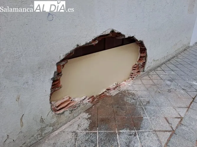 Así ha quedado la fachada de un garaje después de que un vehículo la atravesara | FOTOS: Víctor Jiménez 