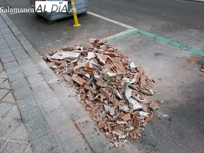Así ha quedado la fachada de un garaje después de que un vehículo la atravesara | FOTOS: Víctor Jiménez 