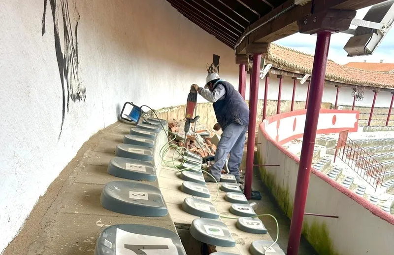Foto 2 - Comienzan las obras en la plaza de toros de Guijuelo