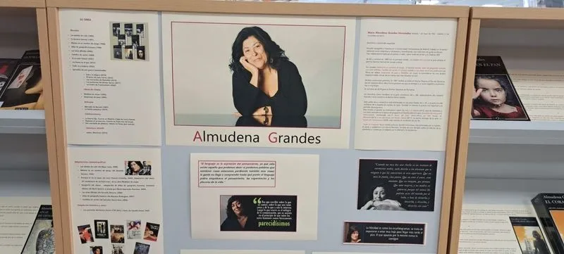 Exposición bibliográfica dedicada a Almudena Grandes en la biblioteca de Santa Marta
