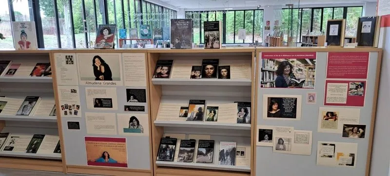 Exposición bibliográfica dedicada a Almudena Grandes en la biblioteca de Santa Marta