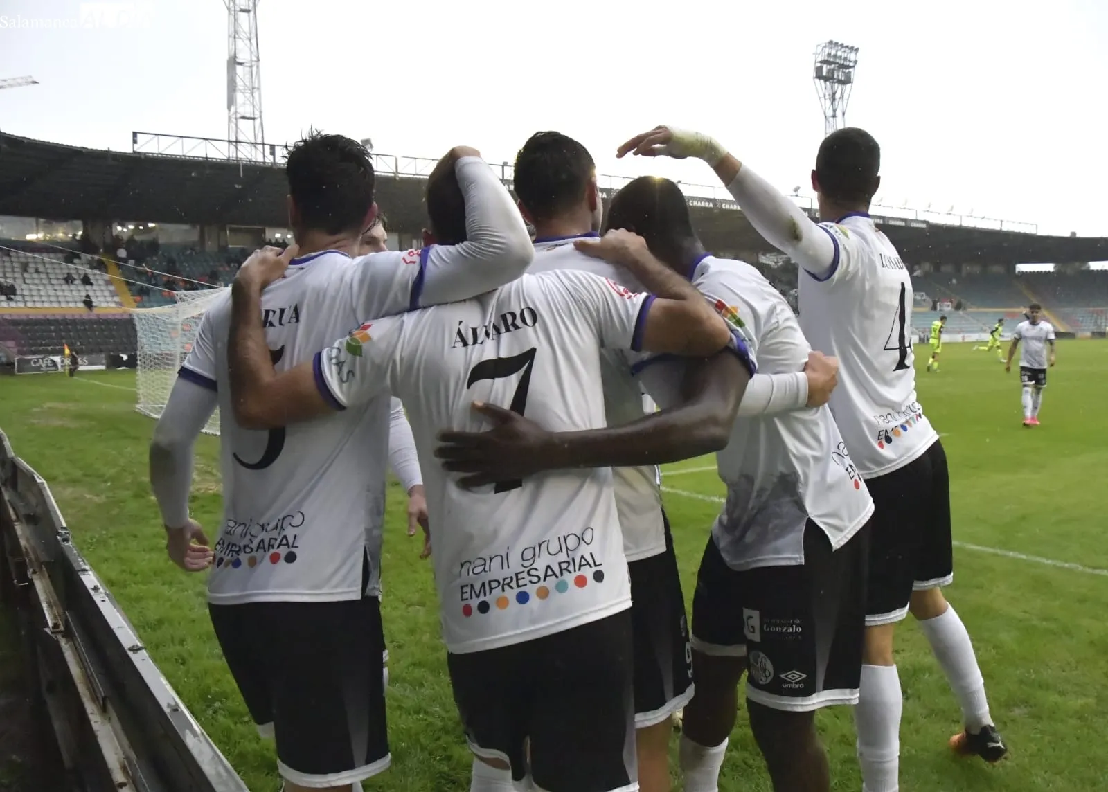 Foto 3 - El t&aacute;ndem acierta con los cambios contra el Laredo y el Salamanca UDS gana por primera vez en el Helm&aacute;ntico con 'manita' (5-1)