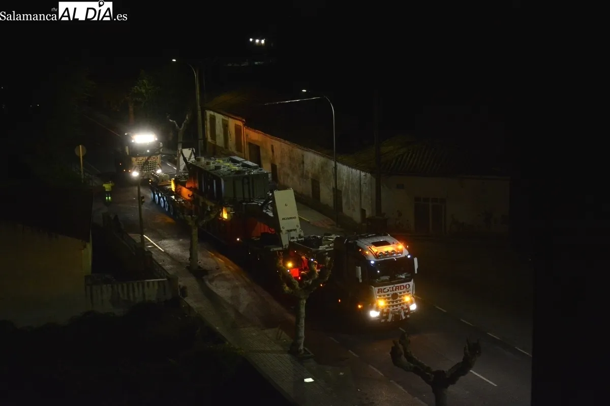 Convoy en Lumbrales tras hacer una maniobra en la carretera de La Fregeneda / CORREDERA