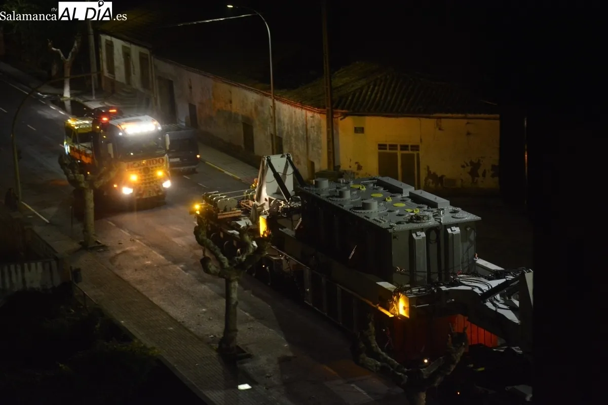 Convoy en Lumbrales tras hacer una maniobra en la carretera de La Fregeneda / CORREDERA