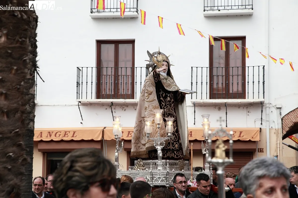 Foto 7 - Santa Teresa vuelve a las calles de Alba de Tormes por las fiestas patronales