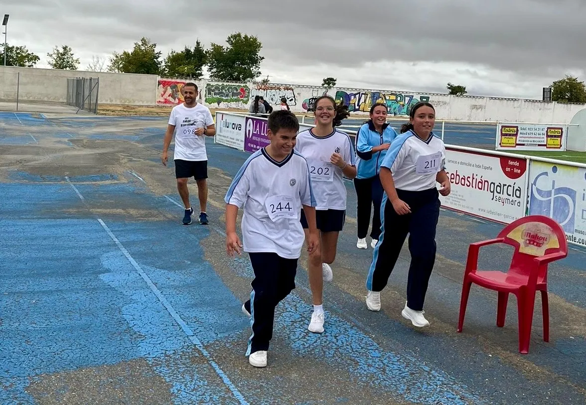 Foto 2 - Diversi&oacute;n, deporte y solidaridad, unidos en 'El Milqui de San Vicente' del colegio La Encarnaci&oacute;n