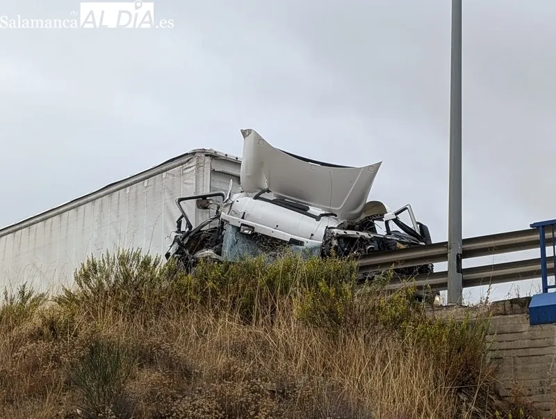Accidente entre dos camiones en la A-62. | Foto: David Sañudo