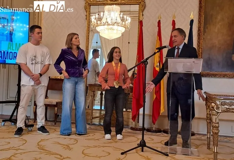 Recepción en el Ayuntamiento de Salamanca para homenajear a la joven arquera Alma Amores. Foto de Víctor Jiménez