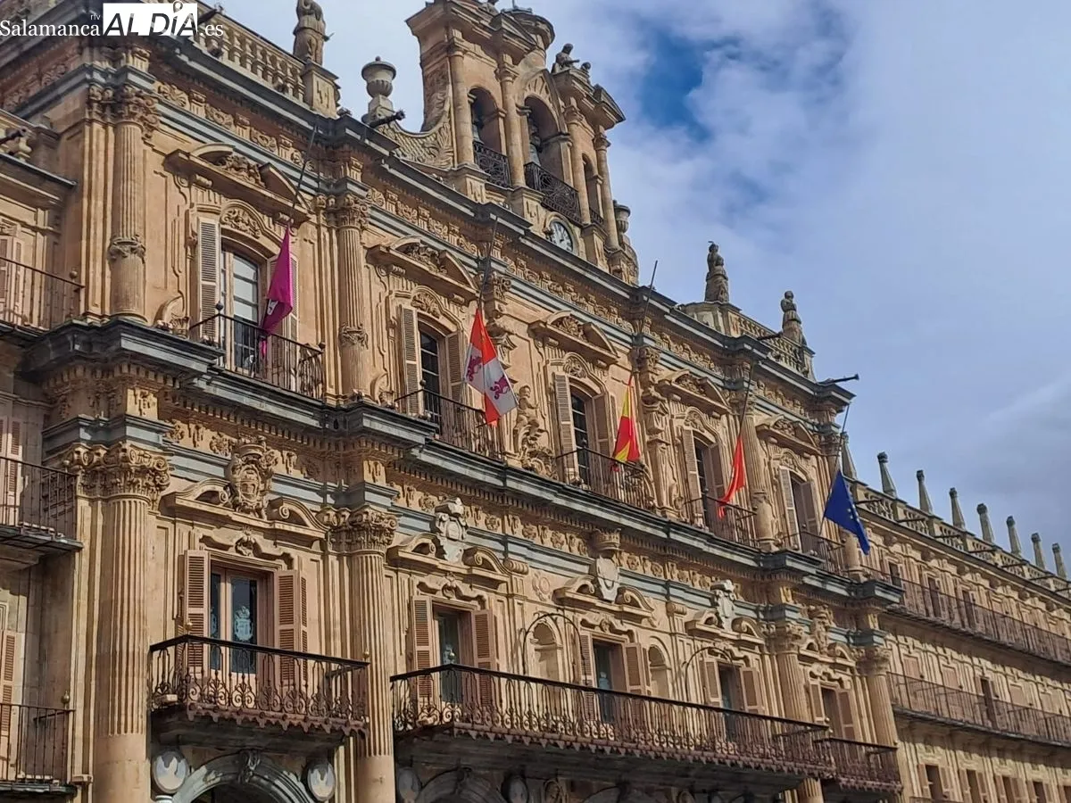Banderas a media asta en la Plaza Mayor. Foto de Víctor Jiménez