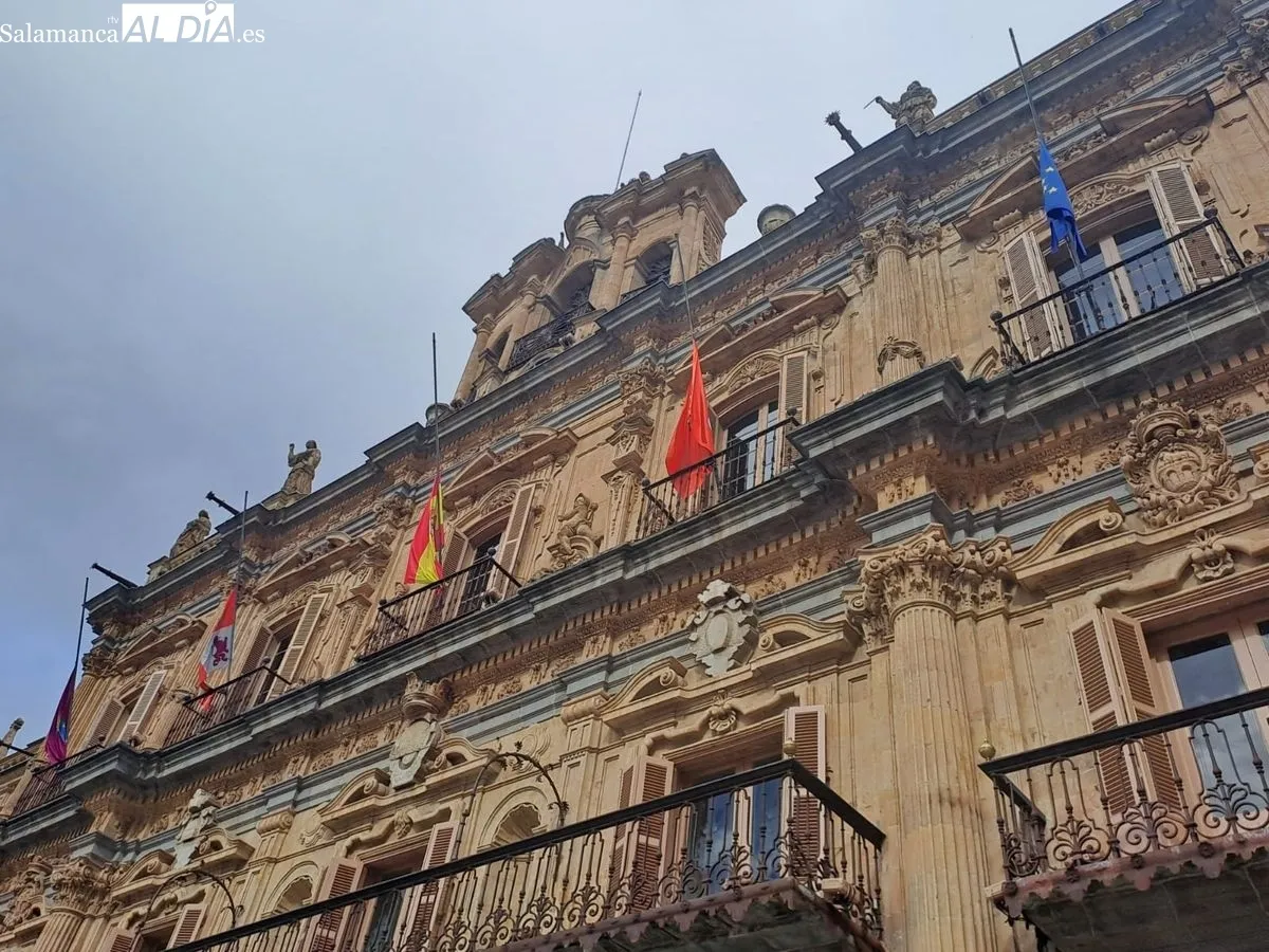 Banderas a media asta en la Plaza Mayor. Foto de Víctor Jiménez