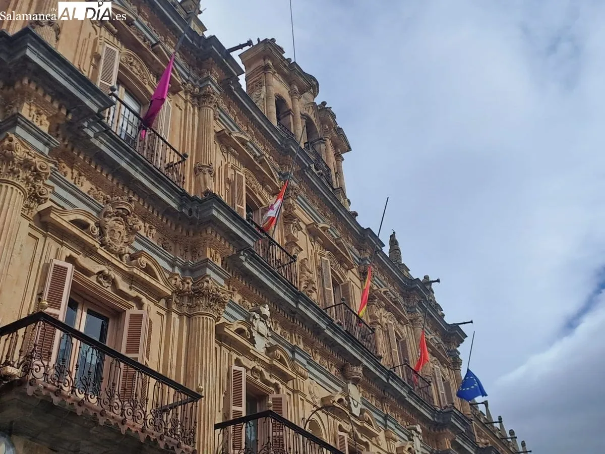 Banderas a media asta en la Plaza Mayor. Foto de Víctor Jiménez