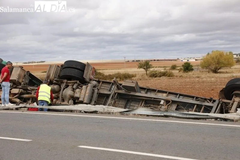 Imágenes del camión vocaldo en la  CL-517 a la altura de Doñinos de Salamanca. Fotos: David Sañudo