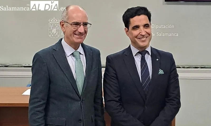 El presidente de la Diputación, Javier Iglesias, a la izquierda, y el CEO de Startup OLÉ, Emilio Corchado, en la presentación de este encuentro de emprendedores. Foto de Víctor Jiménez