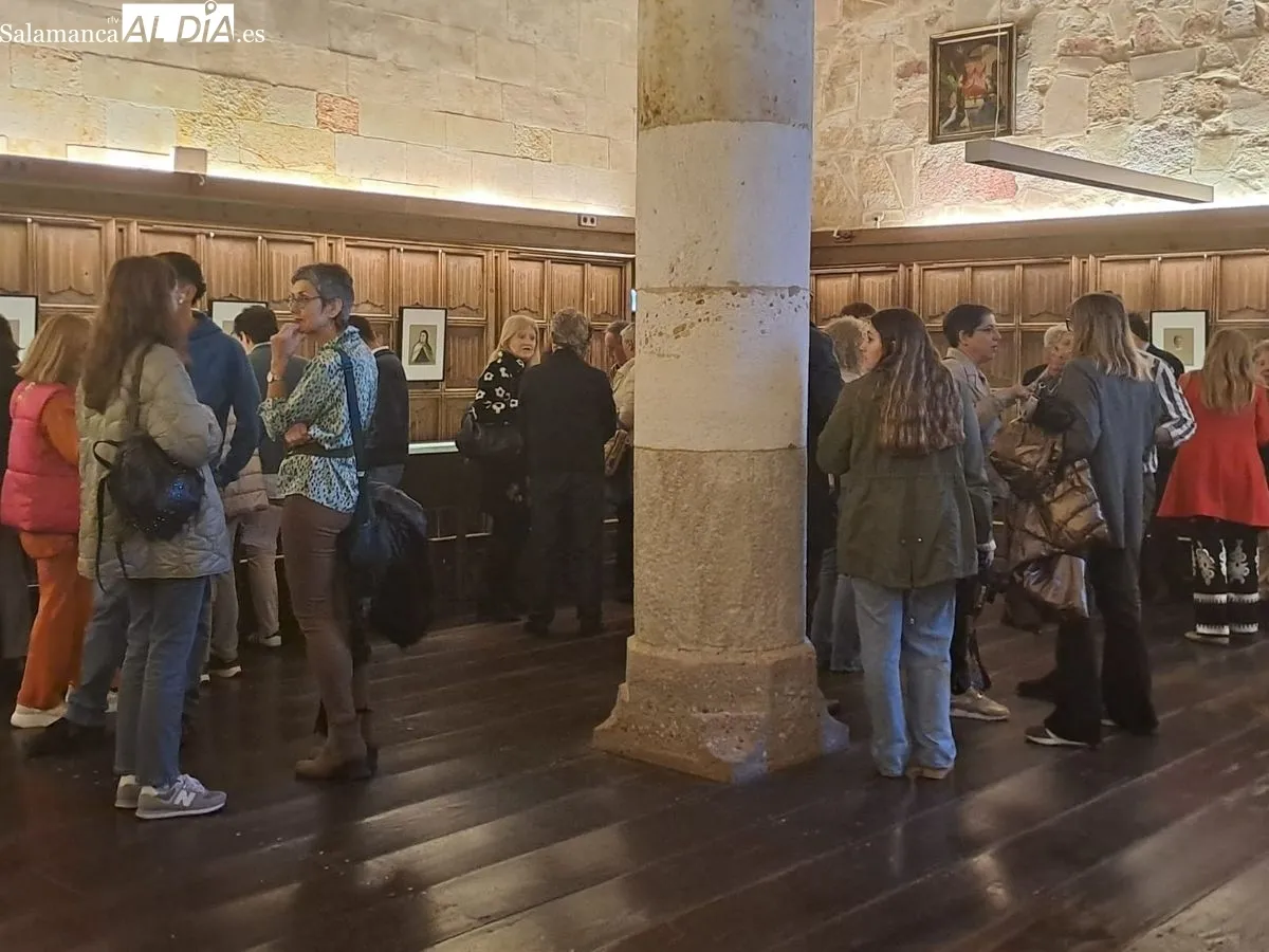 La jurista Araceli Mangas y a la filósofa Eulalia Pérez Sedeño han inaugurado la exposición sobre las mujeres que han obtenido el máximo reconocimiento académico del Estudio. Foto de Víctor Jiménez