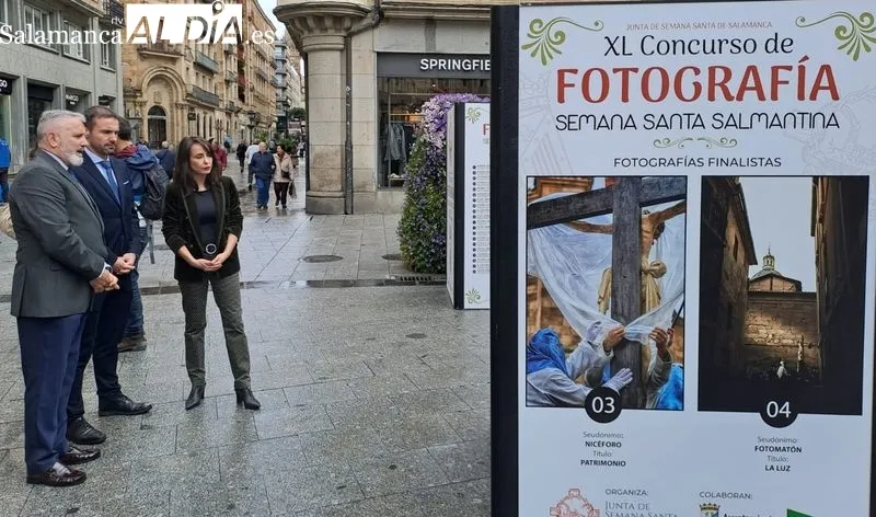 En la Plaza del Liceo se exhiben las 40 fotografías finalistas del cuadragésimo concurso del cartel de la Semana Santa salmantina. Foto de Víctor Jiménez