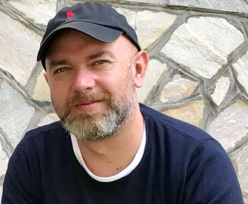 Juanes Sevillano, ex miembro de Terapia Nacional, que  trabajó como Jefe de Producto Nacional en las multinacionales Warner, Sony Music y BMG Ariola, donde dirigió dirigió las carreras de Estopa, Joaquín Sabina, Rocío Durcal, La Unión y otros