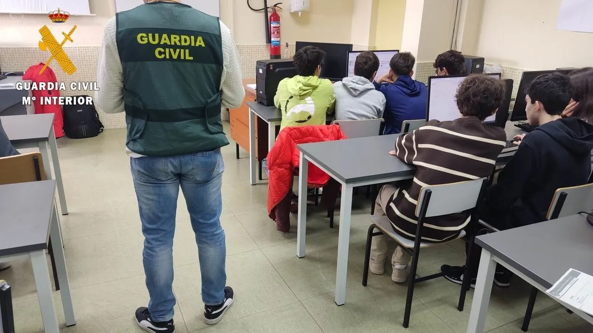 Inauguración de la VI Edición de la Ciberliga de la Guardia Civil en Salamanca, en el IES Fray Luís de León
