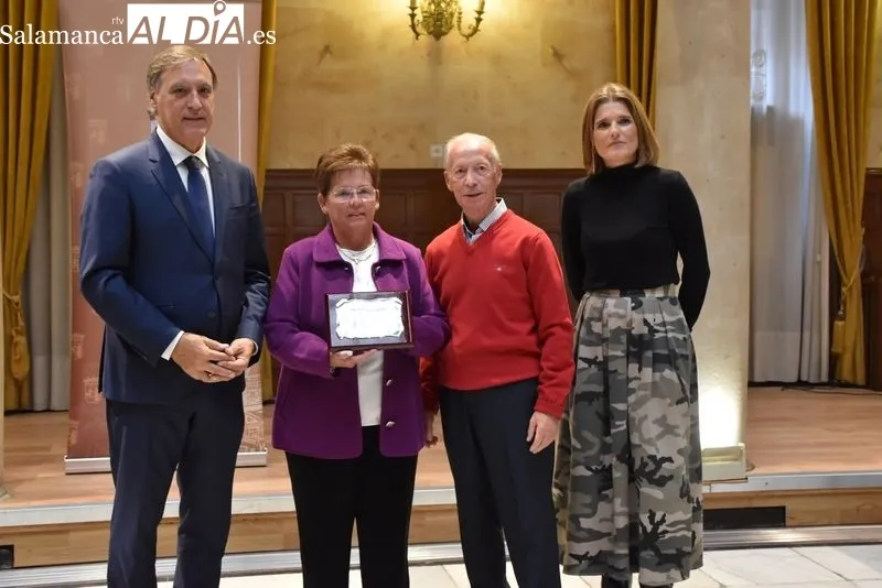 Homenaje en Salamanca a los matrimonios que celebran este años sus Bodas de Oro.Foto de Vanesa Martins