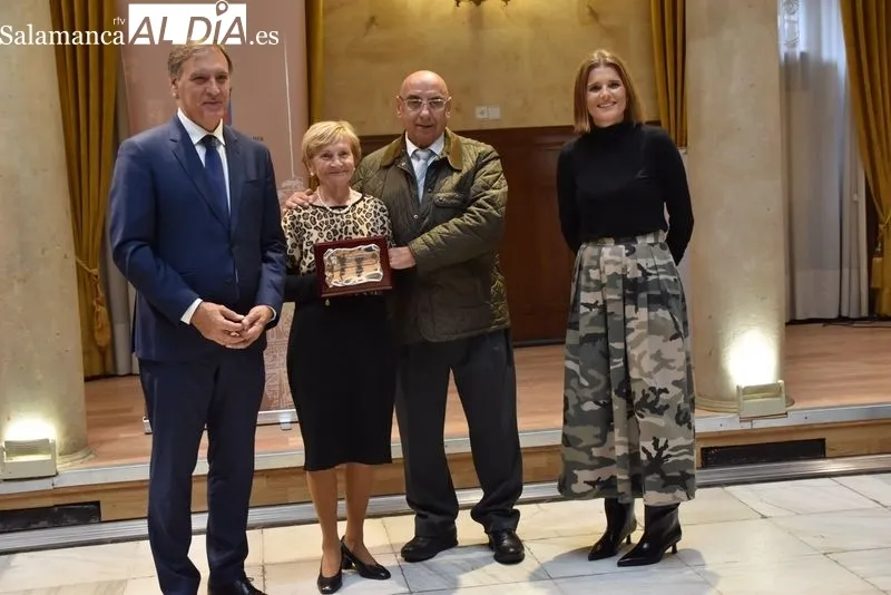 Homenaje en Salamanca a los matrimonios que celebran este años sus Bodas de Oro.Foto de Vanesa Martins