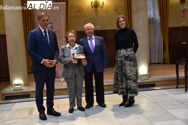 Homenaje en Salamanca a los matrimonios que celebran este años sus Bodas de Oro.Foto de Vanesa Martins