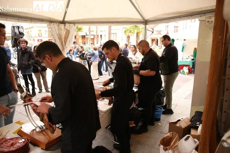 Foto 4 - Platos de barro y jam&oacute;n para combatir la ELA