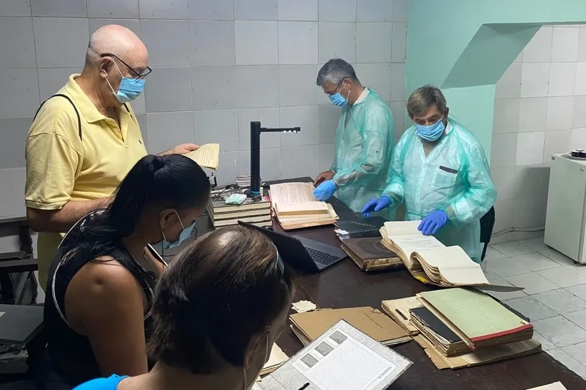 Trabajos de digitalización en la Agrupación de Sociedades Castellanas y Leonesas de Cuba.