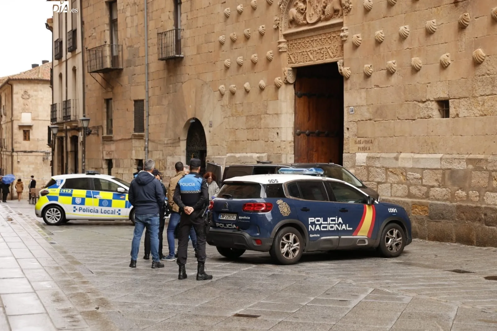Llegada del equipo forense a la calle Compañía. Foto de David Sañudo