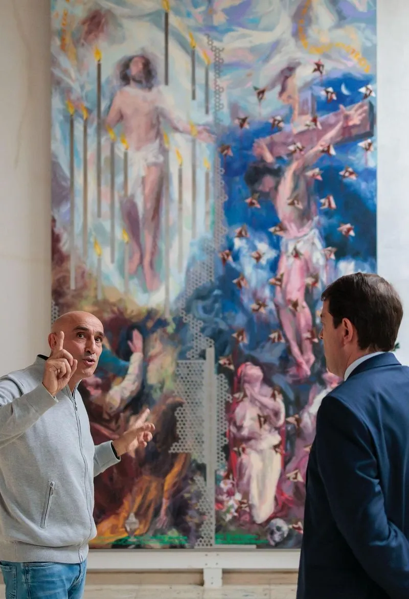 El presidente de la Junta, Alfonso Fernández Mañueco, con el artista Florencio Maíllo, en su taller de Encinas de Abajo