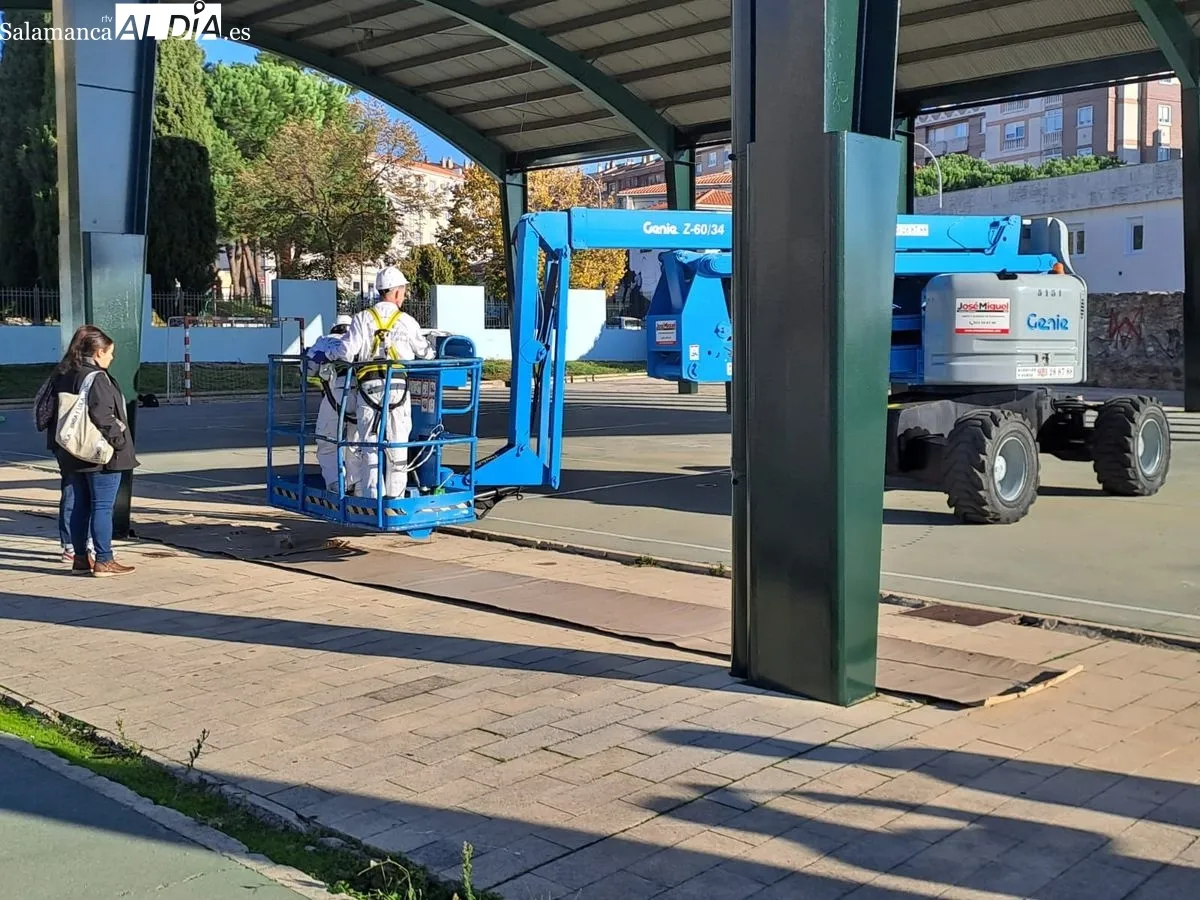Pistas municipales de Mariano Torres, en Prosperidad, donde se culmina un mural dentro del programa  formación y empleo ‘Prado Panaderos’. Foto de Víctor Jiménez