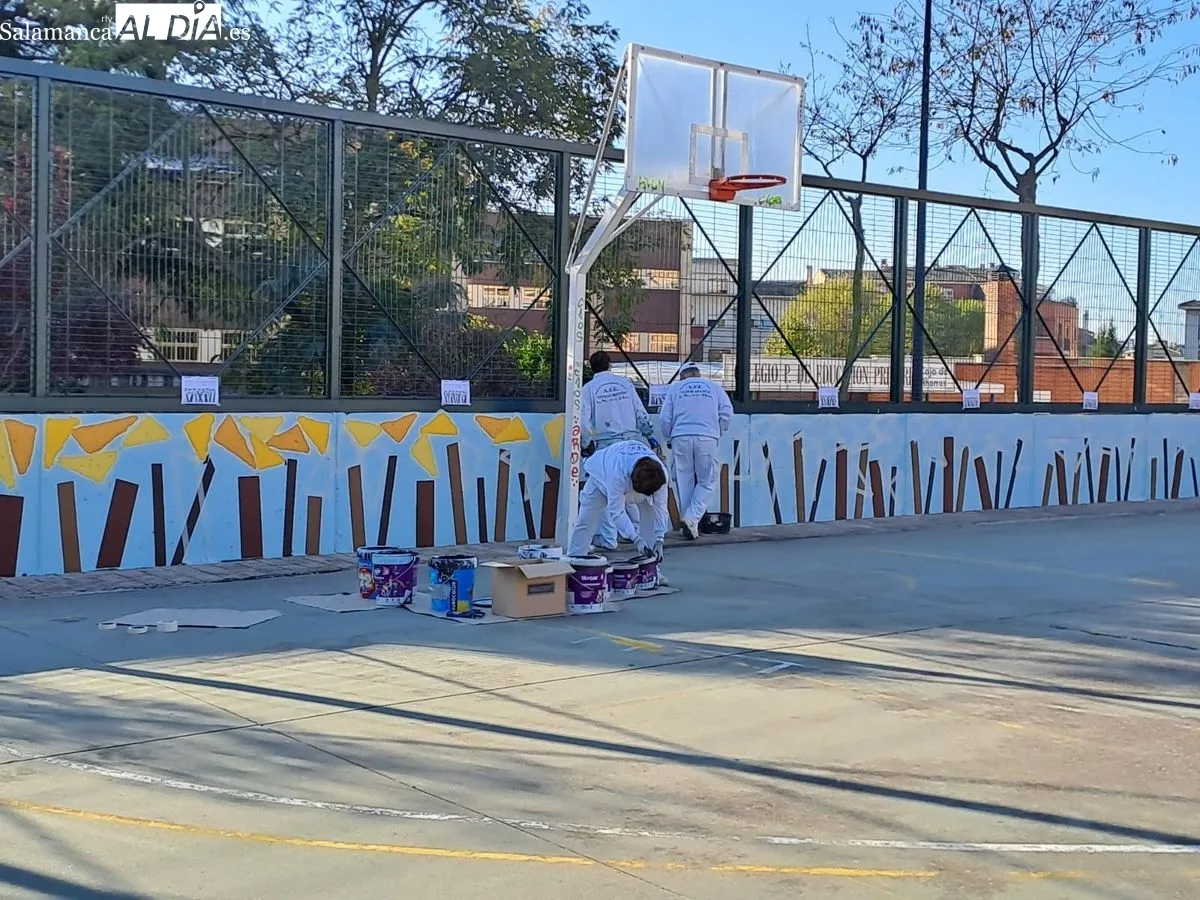 Pistas municipales de Mariano Torres, en Prosperidad, donde se culmina un mural dentro del programa  formación y empleo ‘Prado Panaderos’. Foto de Víctor Jiménez