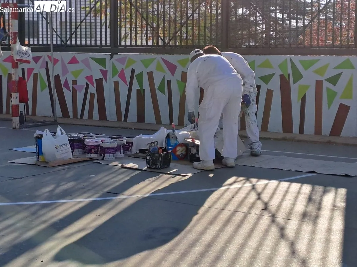 Pistas municipales de Mariano Torres, en Prosperidad, donde se culmina un mural dentro del programa  formación y empleo ‘Prado Panaderos’. Foto de Víctor Jiménez