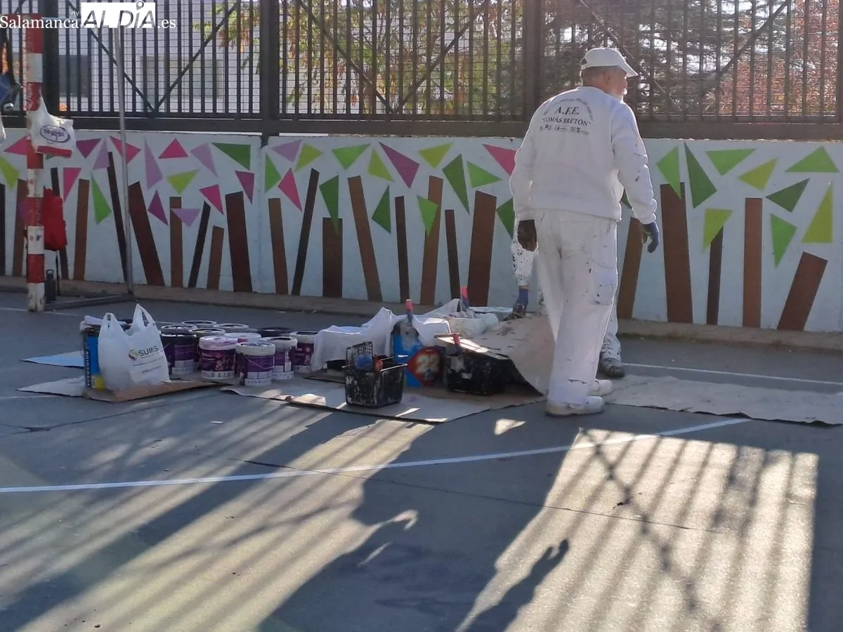 Pistas municipales de Mariano Torres, en Prosperidad, donde se culmina un mural dentro del programa  formación y empleo ‘Prado Panaderos’. Foto de Víctor Jiménez