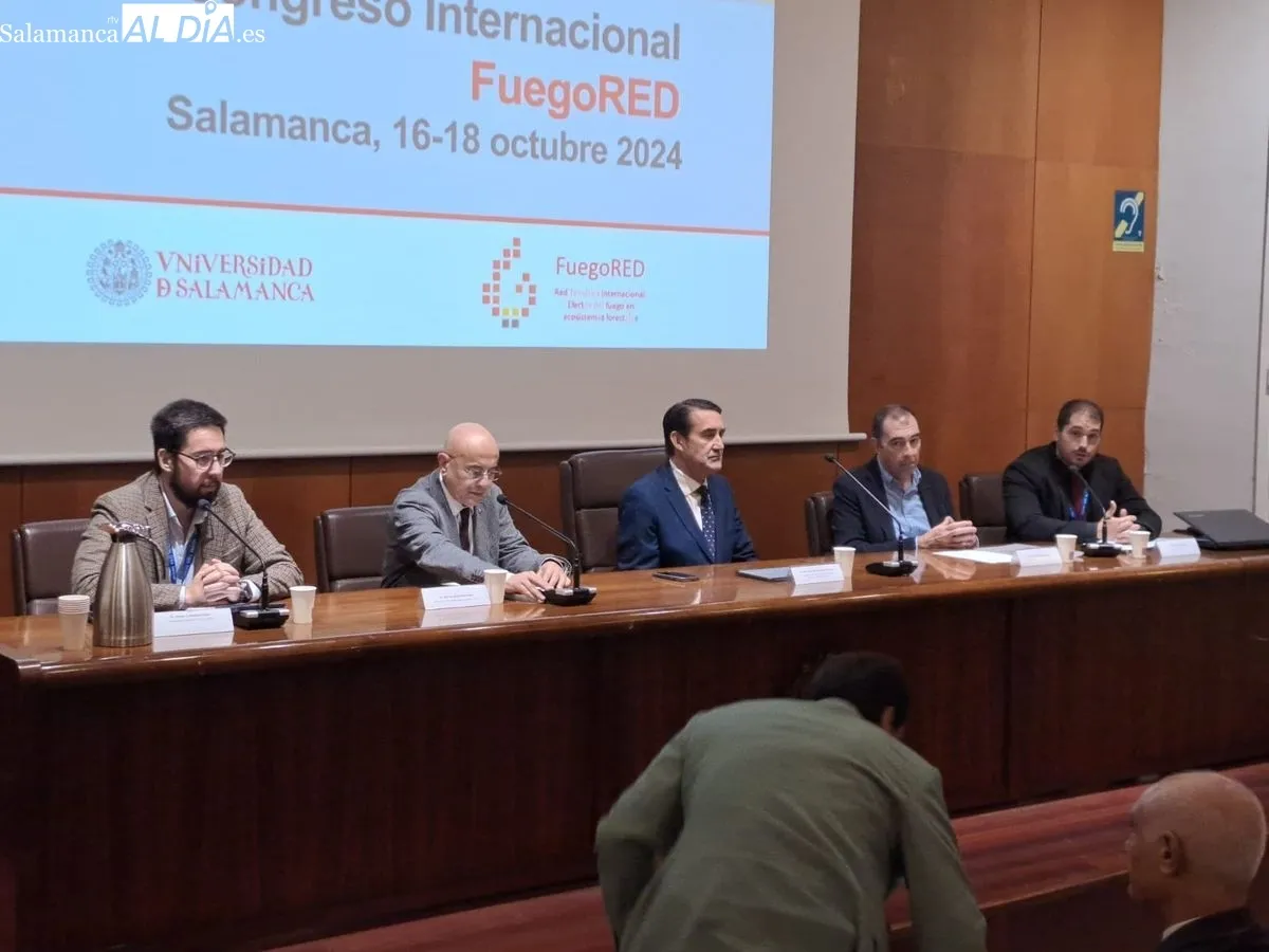 El consejero de Medio Ambiente, Vivienda y Ordenación del Territorio, Juan Carlos Suárez-Quiñones, inaugura el XI Congreso Internacional FuegoRED, en Salamanca. Foto de Víctor Jiménez